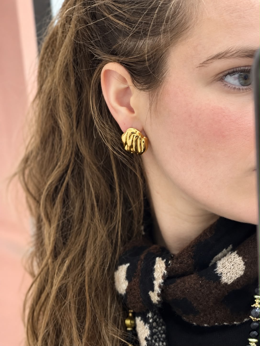 Boucles d'oreilles Onde — puces bombées à godrons dorés Glaia Collection