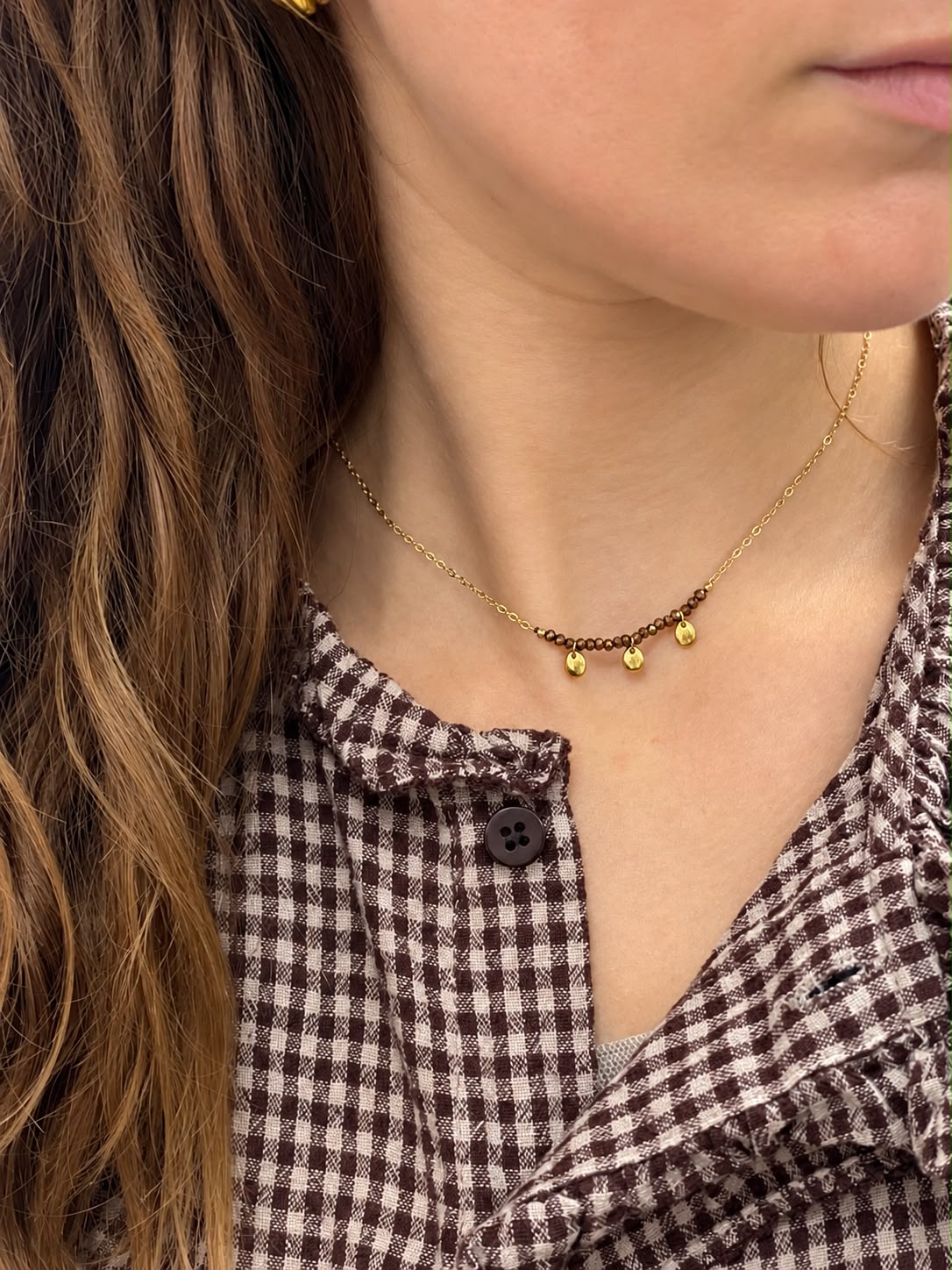 Collier chaîne fine dorée à perles bronze et trois gouttes martelées, porté — Glaia Collection, Guer
