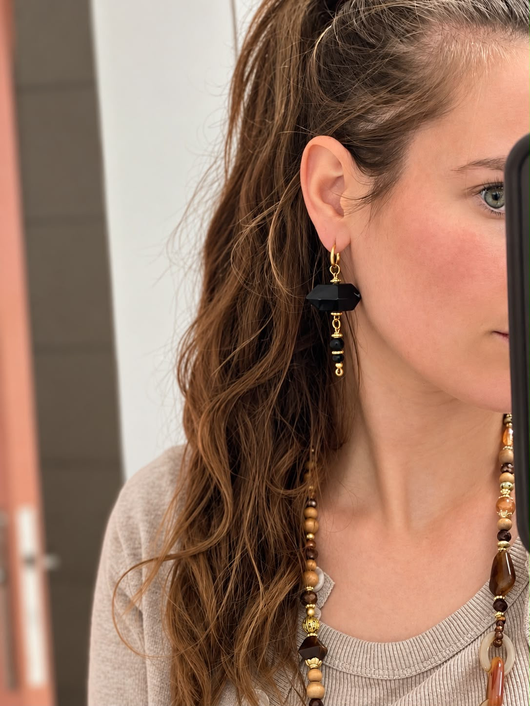 Boucles d'oreilles Nuit — pierre facettée noire et créole dorée, création Lolita Glaia Collection
