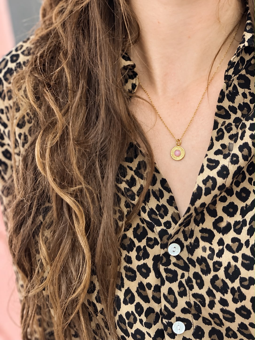 Collier Soleil — médaillon rayonnant et pierre rose, acier doré Glaia Collection