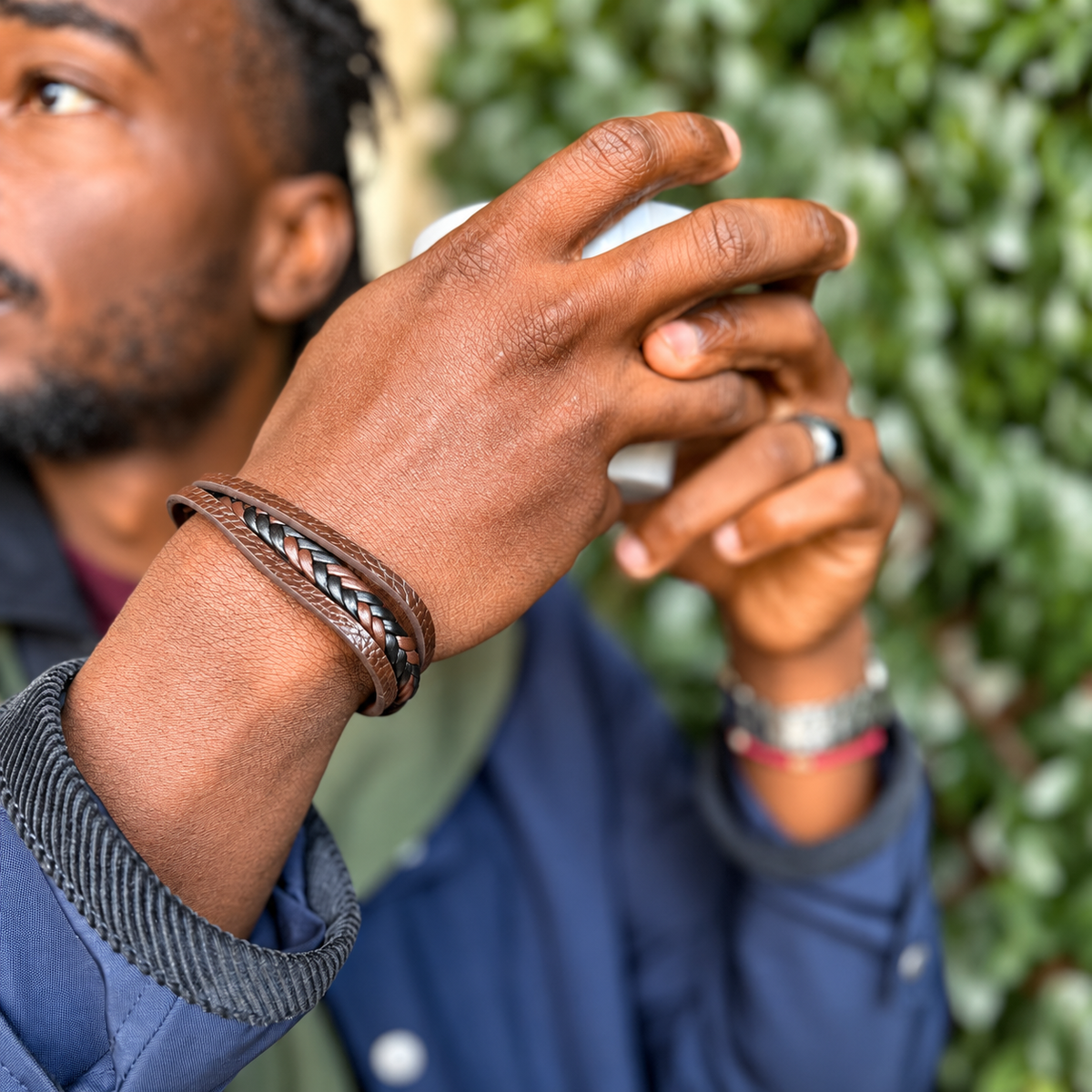 Bracelet homme multi-rangs en cuir marron avec large tresse plate bicolore, porté au poignet — Glaia Collection, Guer
