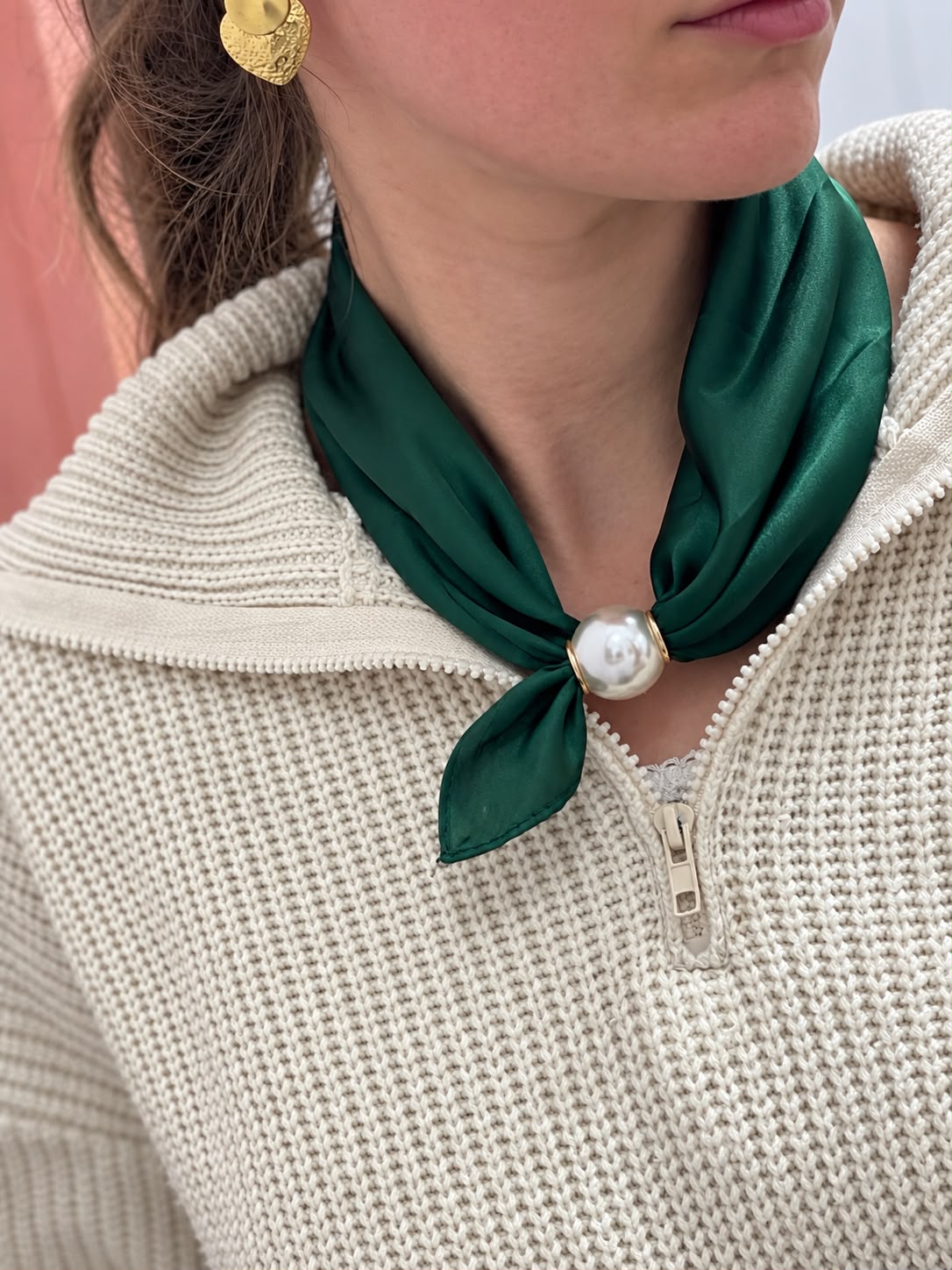 Foulard Perle — satin vert sapin, bijou aimanté Glaia Collection