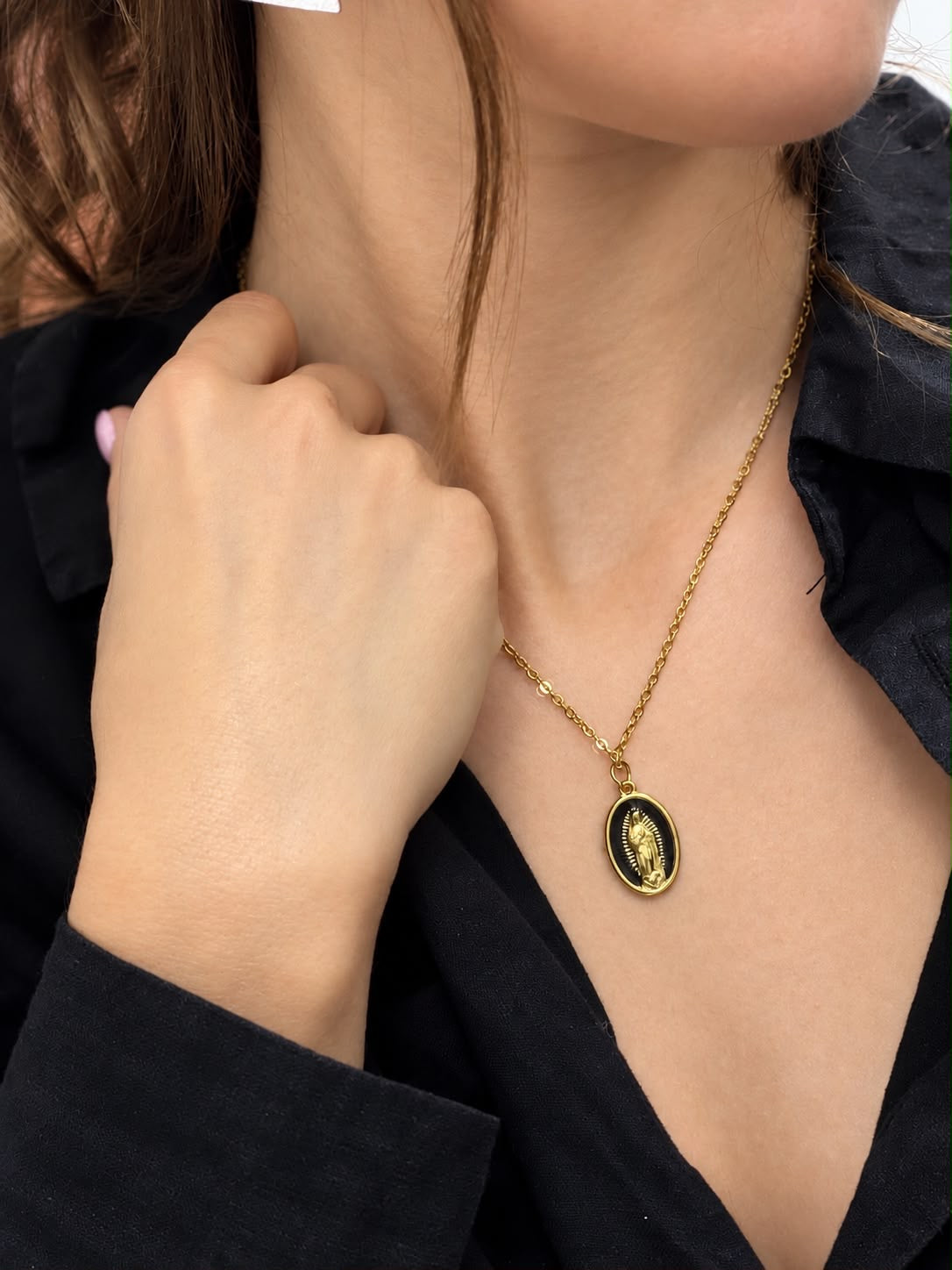 Collier Médaille Vierge — émail noir Glaia Collection