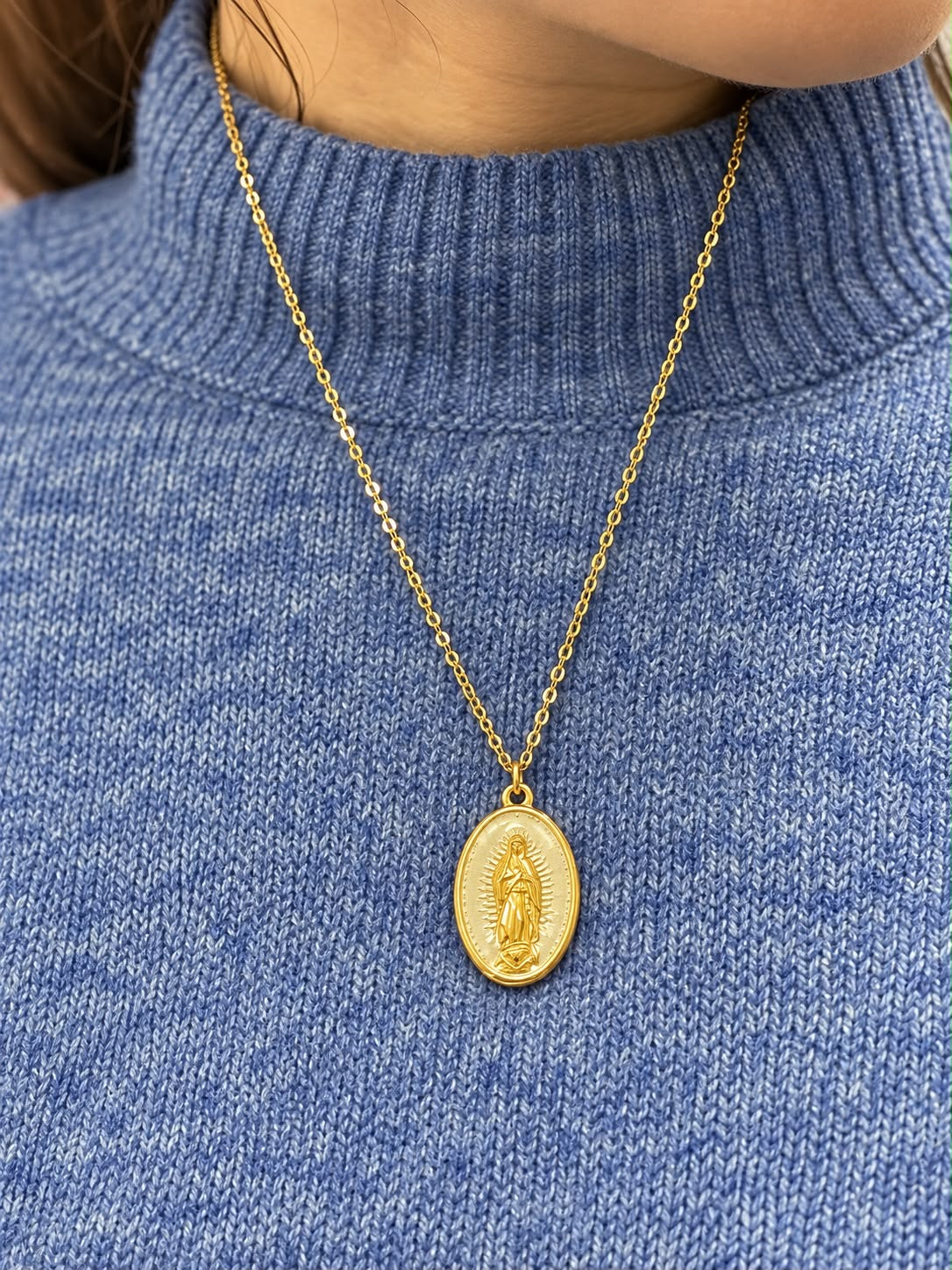 Collier Madone — médaille ovale dorée, chaîne fine Glaia Collection