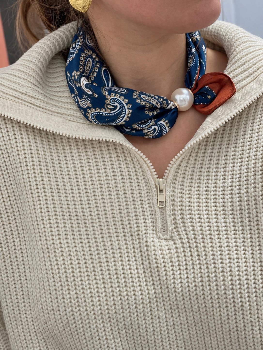 Foulard carré en satin bordeaux porté au cou, tenu par un bijou perle doré aimanté — Glaia Collection, Guer