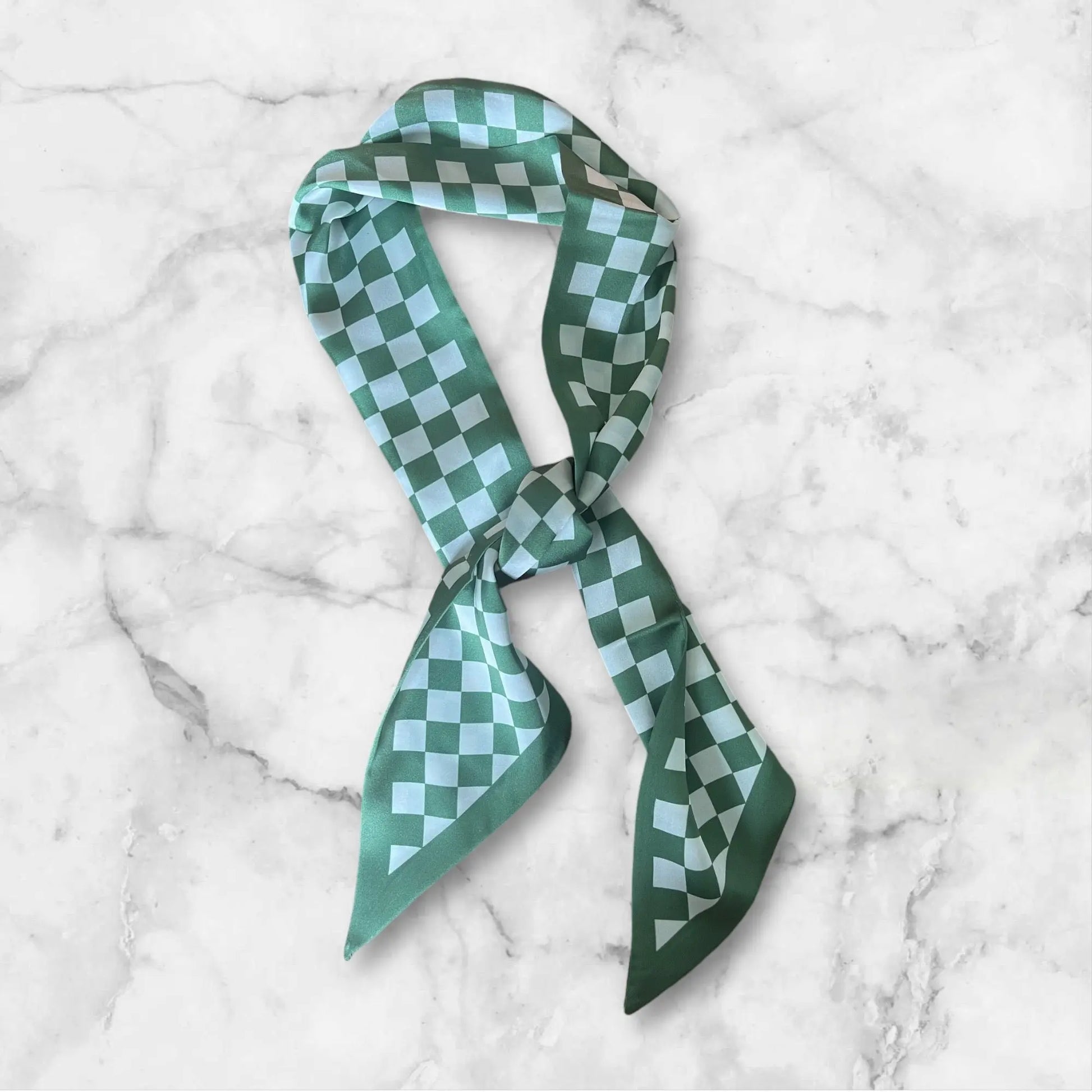 Foulard Lola en satin couleur vert/Blanc damier Glaia Collection