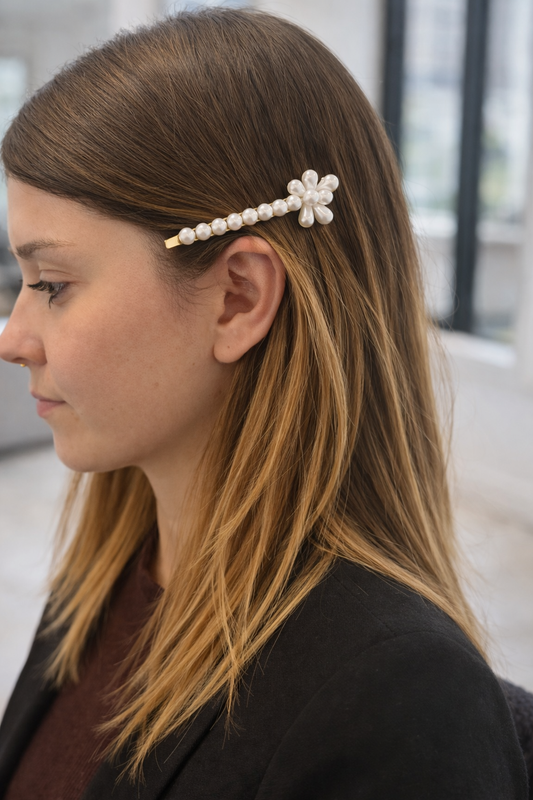 Barrette fine ornée de perles blanches motif fleur