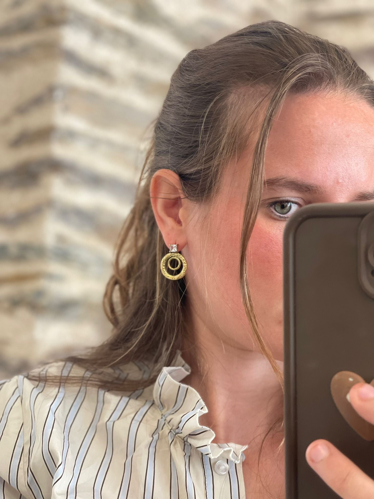 Boucles d'oreilles Odéa — cercle ciselé et éclat carré, acier doré Glaia Collection