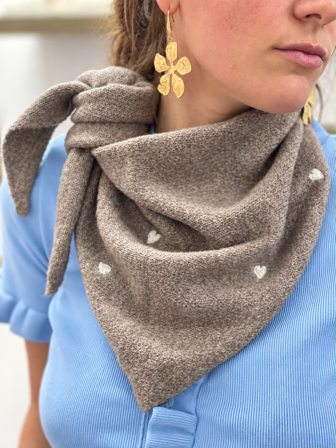 Écharpe triangle Petits Cœurs — maille taupe Glaia Collection