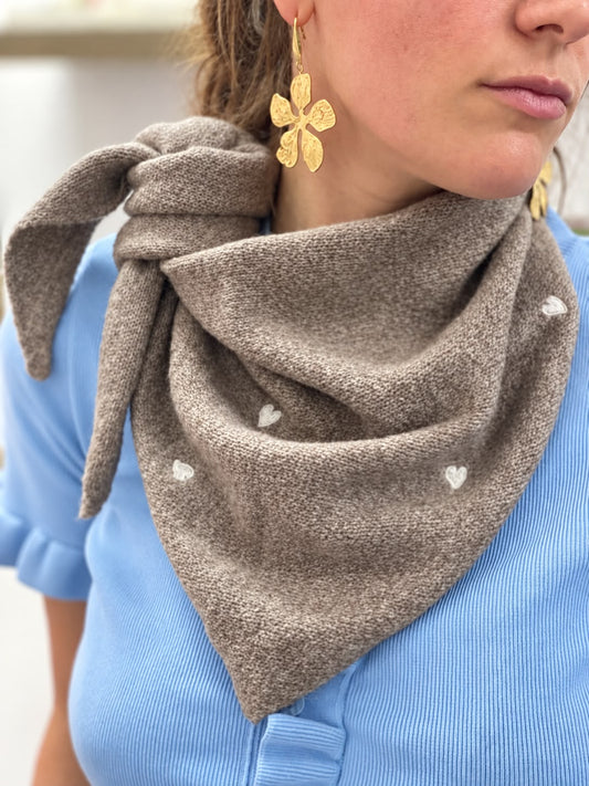 Écharpe triangle Petits Cœurs — maille taupe Glaia Collection