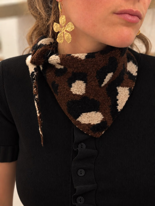 Écharpe triangle Léopard — maille chocolat Glaia Collection
