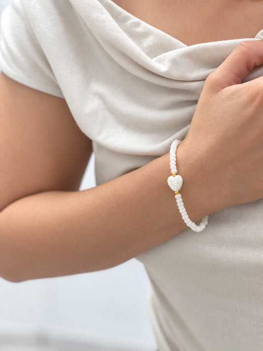 Bracelet Nacre — perles blanches et motif nacré, création Lolita Glaia Collection