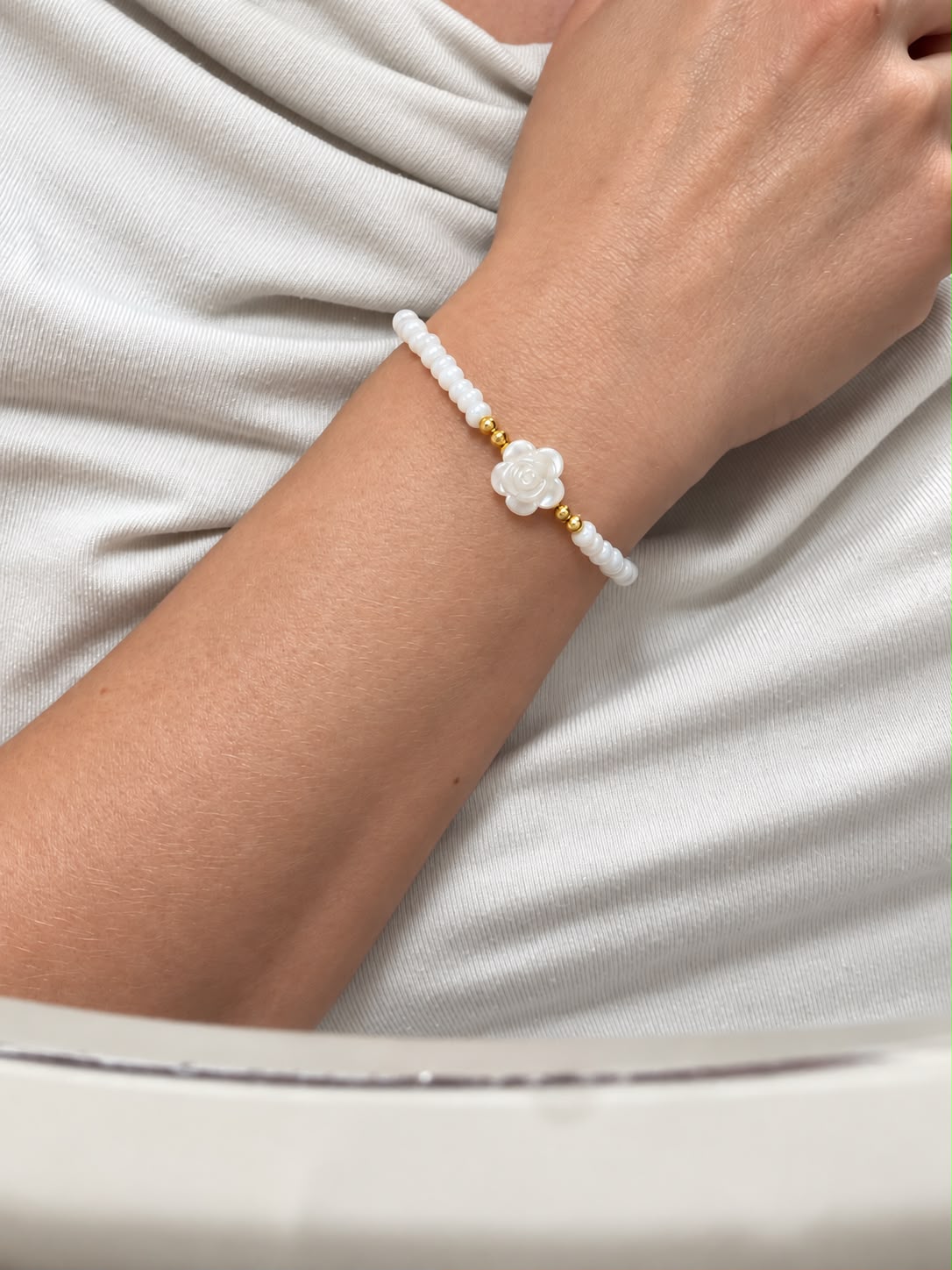 Bracelet Nacre — perles blanches et motif nacré, création Lolita Glaia Collection