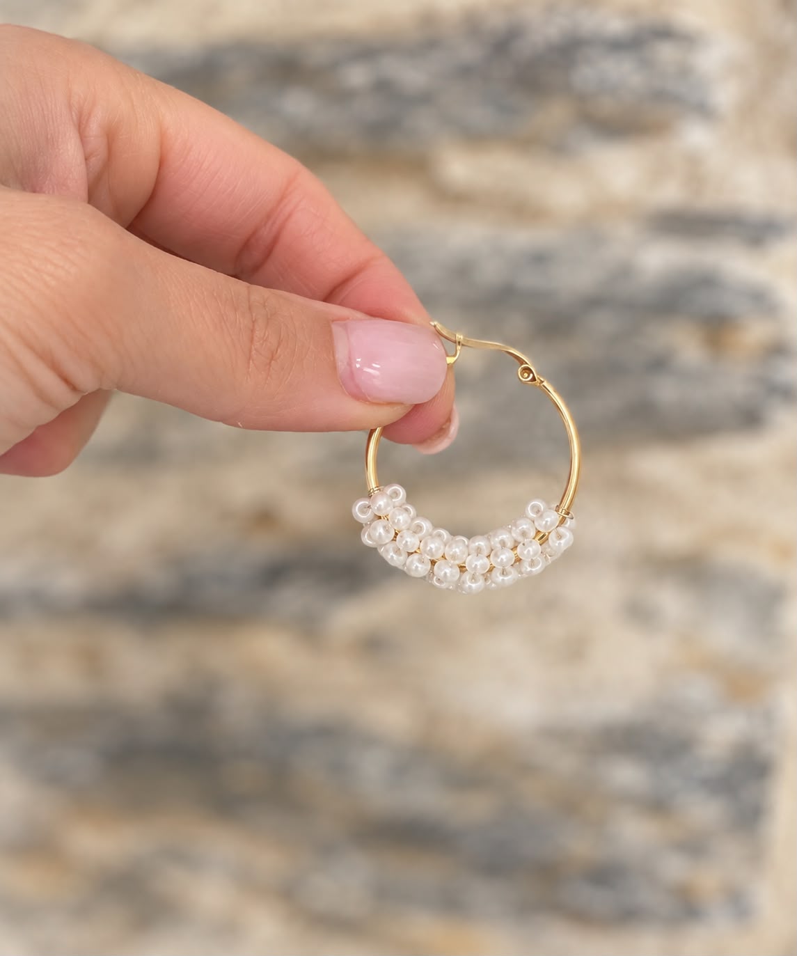 Créole Perles — anneau doré et perles nacrées, création Lolita Glaia Collection