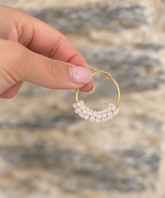 Créole Perles — anneau doré et perles nacrées, création Lolita Glaia Collection