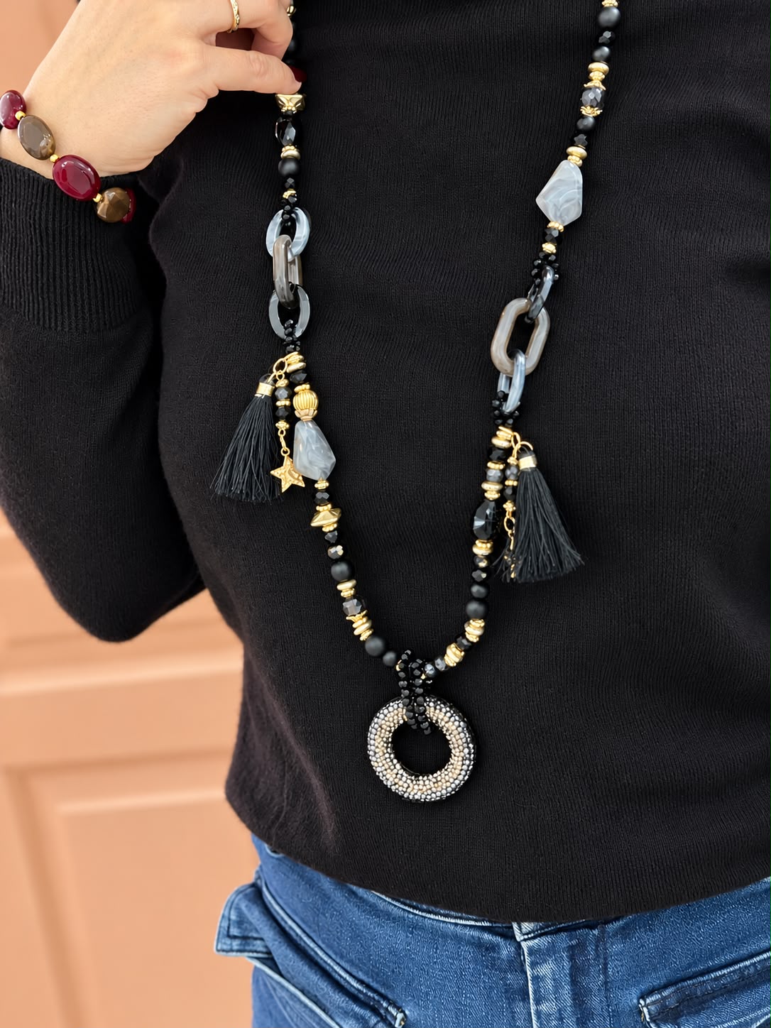 Sautoir Ardoise — perles noires, résine marbrée et pompons Glaia Collection