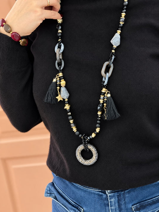 Sautoir Ardoise — perles noires, résine marbrée et pompons Glaia Collection