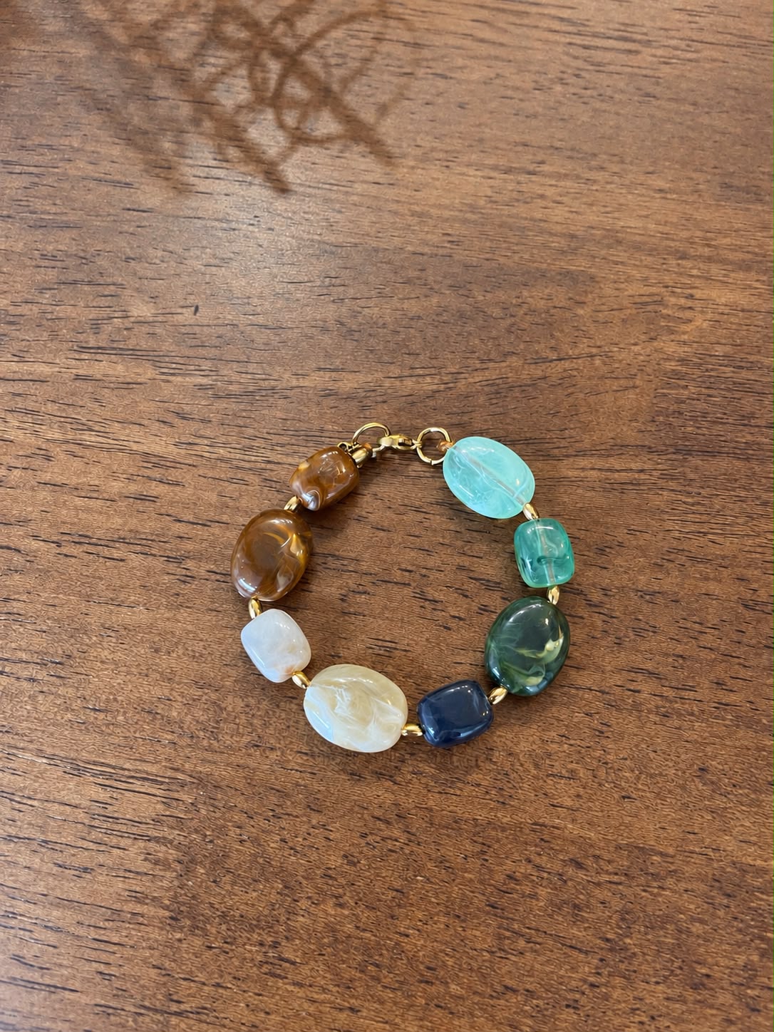 Bracelet Estran — perles de résine verte et bleu nuit, création Lolita Glaia Collection
