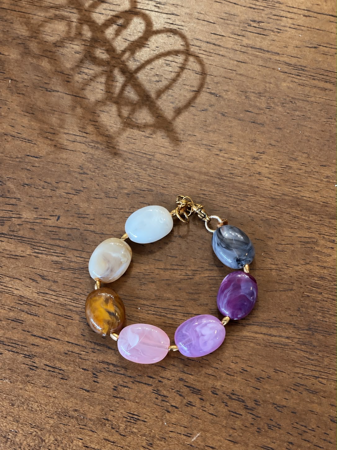 Bracelet Aurore — perles de résine rose et parme, création Lolita Glaia Collection