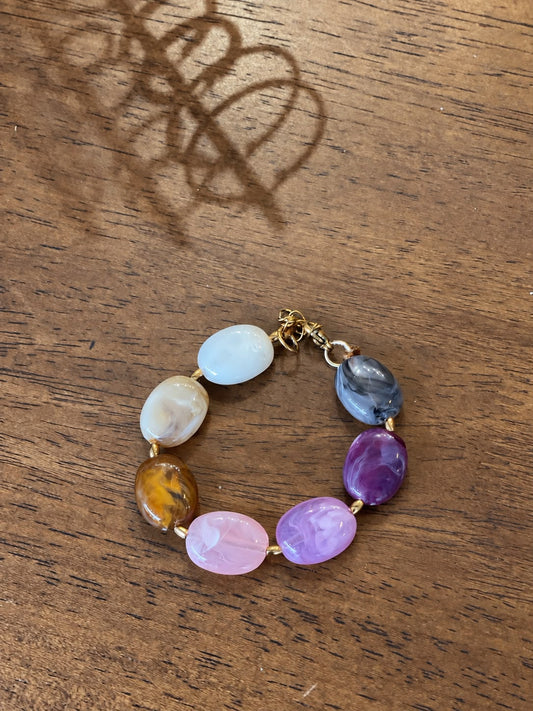 Bracelet Aurore — perles de résine rose et parme, création Lolita Glaia Collection