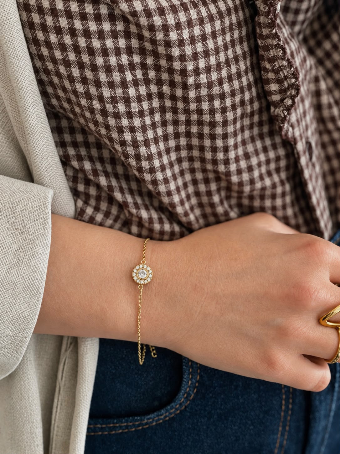 Bracelet chaîne fine à pierre goutte cerclée de cristaux, porté au poignet — Glaia Collection, Guer