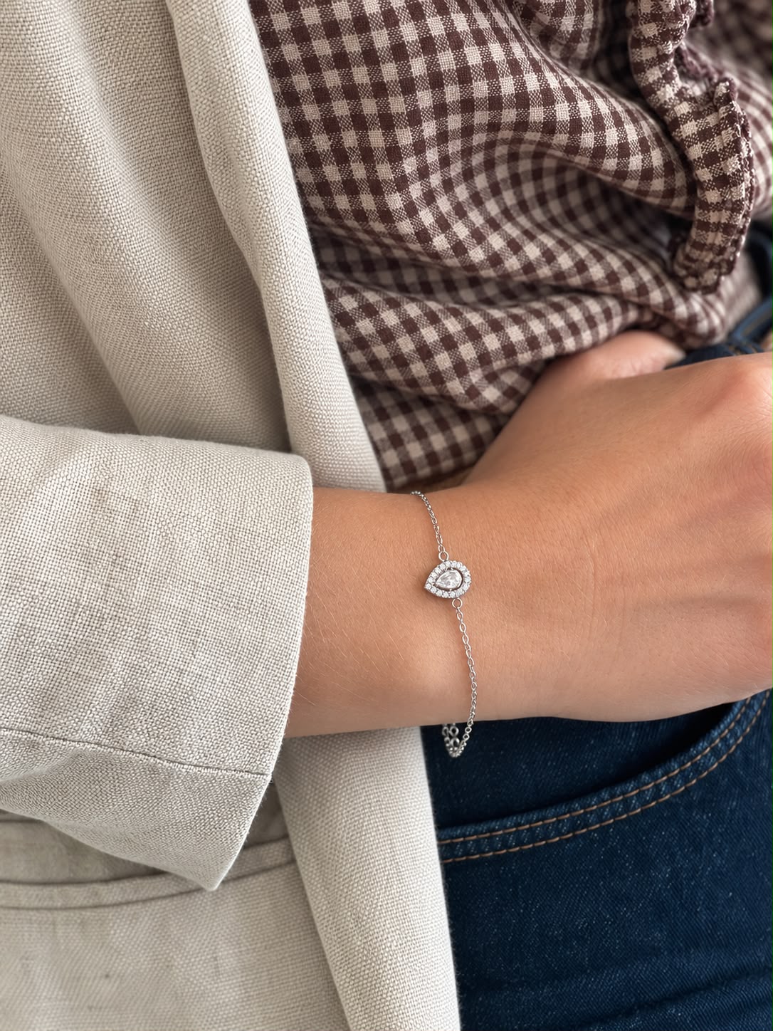 Bracelet chaîne fine à pierre goutte cerclée de cristaux, porté au poignet — Glaia Collection, Guer