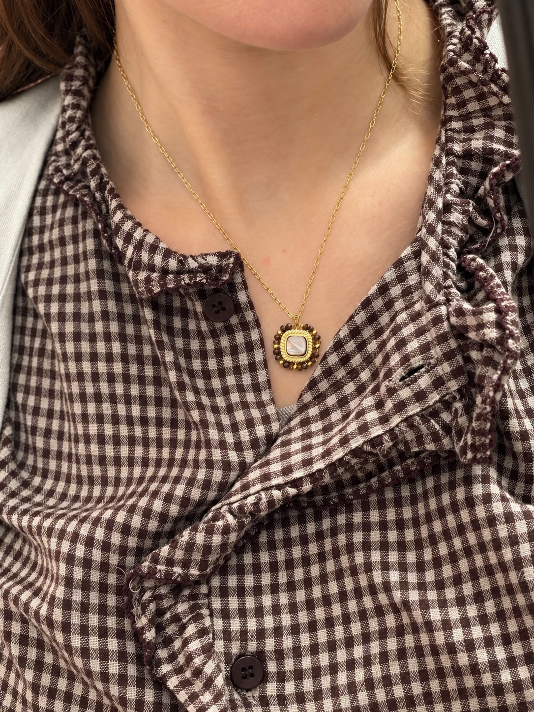 Collier à médaillon carré nacré et monture dorée, porté — Glaia Collection, Guer