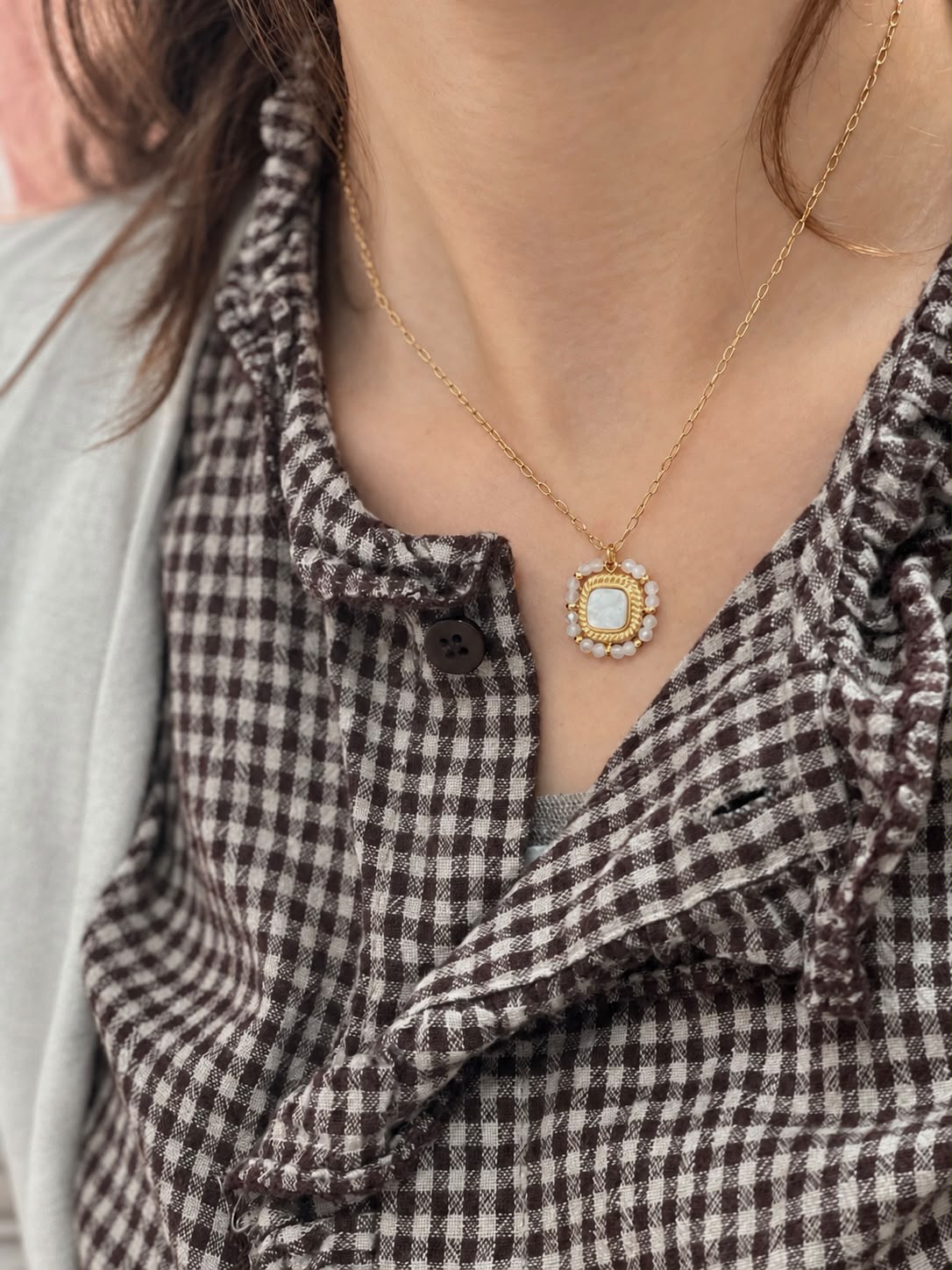 Collier à médaillon carré nacré et monture dorée, porté — Glaia Collection, Guer