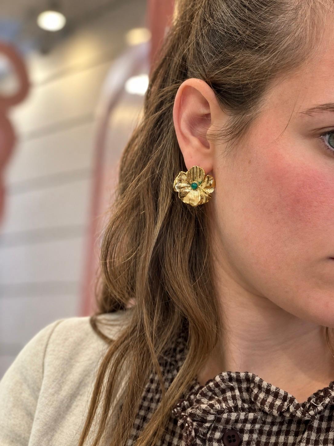 Boucle d'oreille fleur dorée à cœur de malachite verte, portée — Glaia Collection, Guer