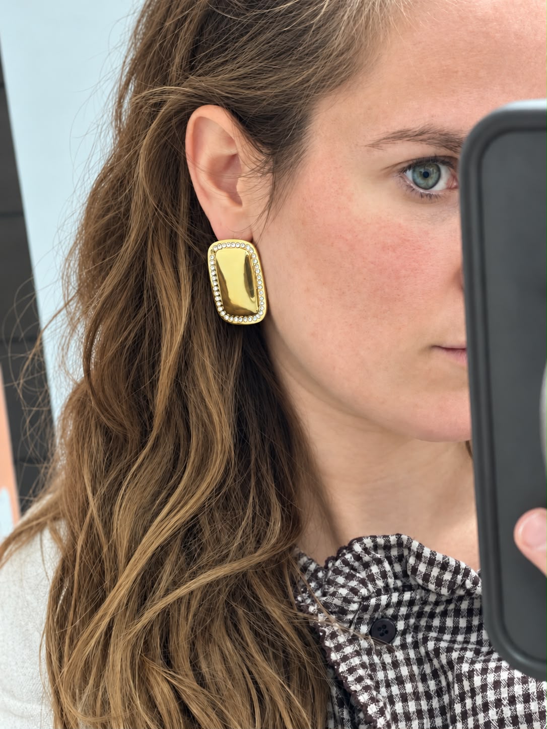 Boucle d'oreille rectangle doré bombé cerclé de cristaux, portée — Glaia Collection, Guer