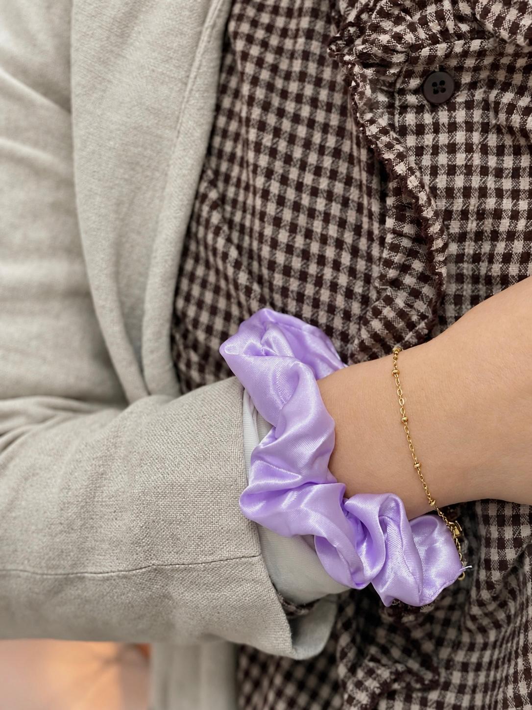 Bracelet chaîne fine dorée à petites billes, porté au poignet — Glaia Collection, Guer