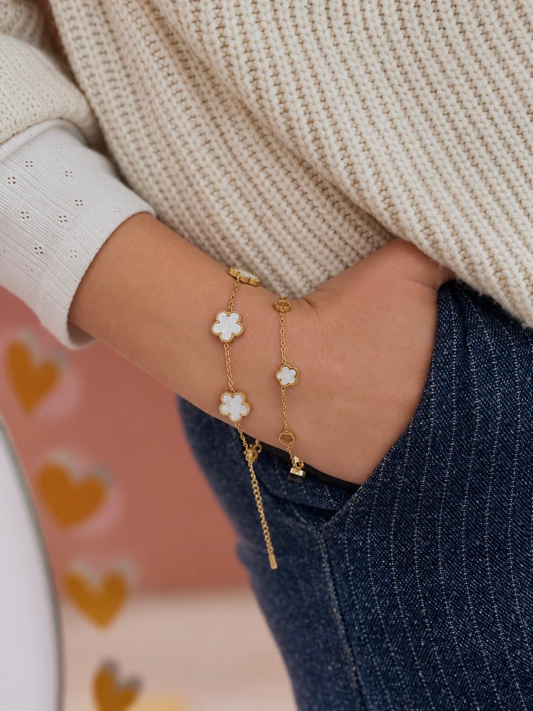 Bracelet Trèfles Nacrés et Bracelet Églantine portés ensemble au même poignet — Glaia Collection, Guer